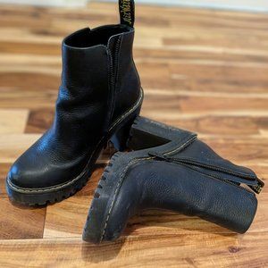 WOMEN'S LEATHER HEELED CHELSEA BOOTS, BLACK LEATHER SIZE 7